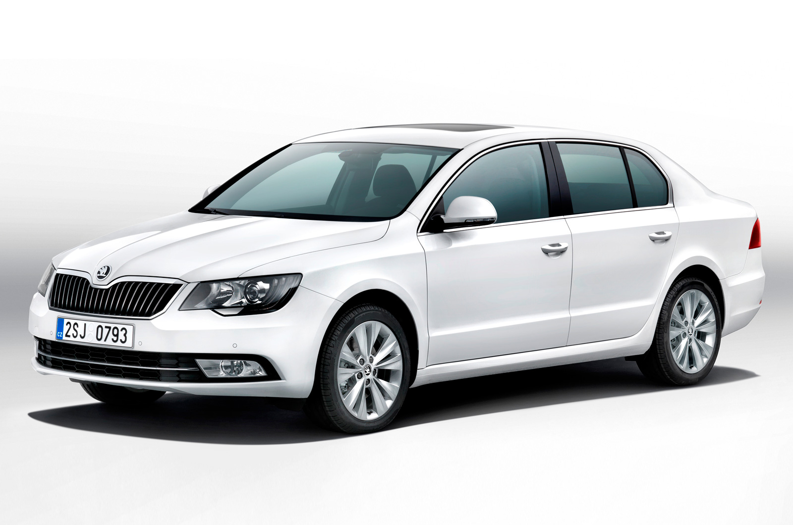 Новая Skoda Superb поменяет облик и мотор