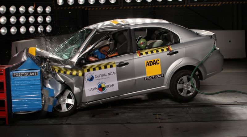 В Ростове Chevrolet Aveo перевернулся на крышу (видео)