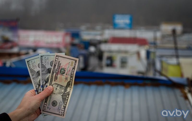 Оборот денег. Деньги 24 000. Доллары в банке. Фото кассы банка с деньгами фото. Выдача денег.