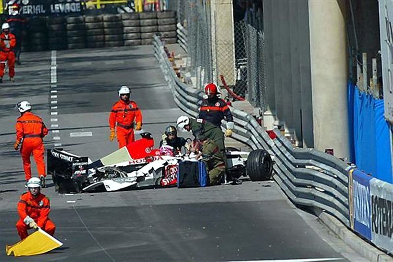 Button crashes. Шикана в формуле 1. Шикана в гонках. Монако безопасность. Chandhok Monaco crash.