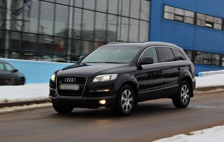 Audi q7 пневмоподвеска. Audi q7 на подъемнике.