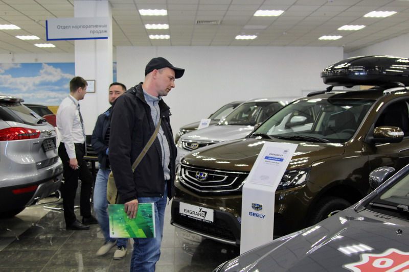 Новые джили в кредит. Джили автосалон. Автосалон Geely Вологда. Кредит Geely.