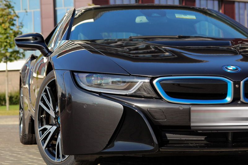 BMW i8 чёрная фары