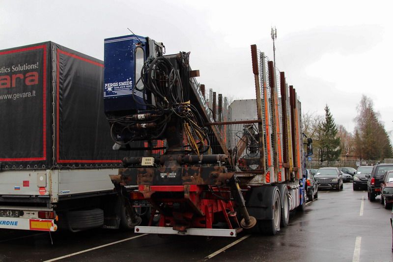Один из самых дорогих грузовых ТС на площадке — лесовоз Scania стоимостью 91 тыс. руб.
