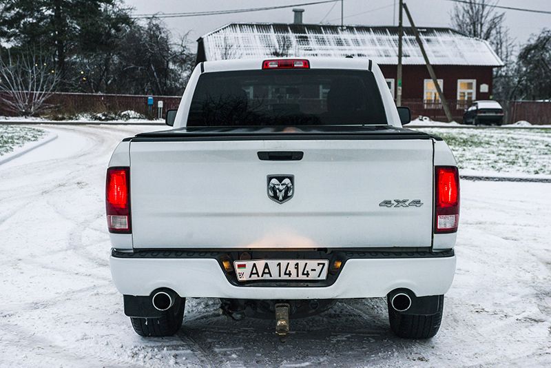 Dodge Ram Na Podemnike Pod Kapotom 5 7 Litra Posle Pokupki Srazu Ustanovil Gbo Novosti Avtomalinovka