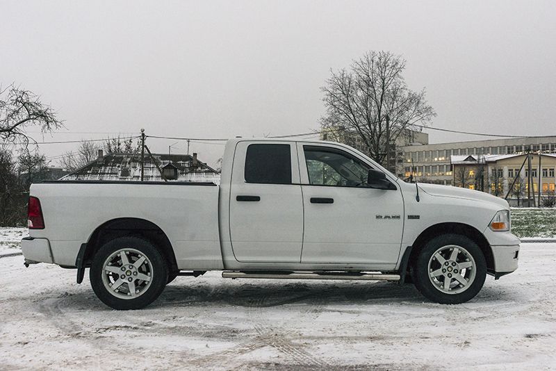 Dodge Ram Na Podemnike Pod Kapotom 5 7 Litra Posle Pokupki Srazu Ustanovil Gbo Novosti Avtomalinovka