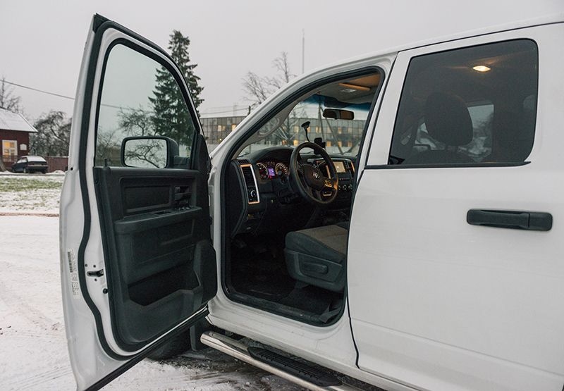 Dodge Ram Na Podemnike Pod Kapotom 5 7 Litra Posle Pokupki Srazu Ustanovil Gbo Novosti Avtomalinovka