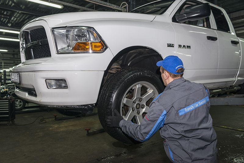 Dodge Ram Na Podemnike Pod Kapotom 5 7 Litra Posle Pokupki Srazu Ustanovil Gbo Novosti Avtomalinovka